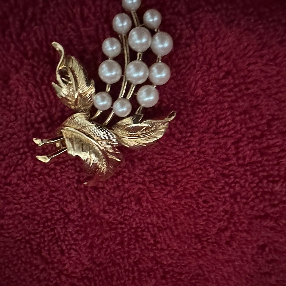 MONET Vintage Brooch Gold Tone Leaves & Faux Pearl Grape Bunch 2.25" x  1.5" - Picture 5 of 6